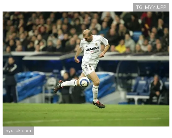 齐达内：以职业精神与团队合作铸就足球传奇，彰显卓越比赛智慧与领导力